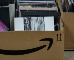 Amazonの段ボール箱に入ったCDの山