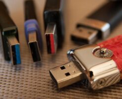 アドセンス系のスクールの教材を保存したUSBメモリ